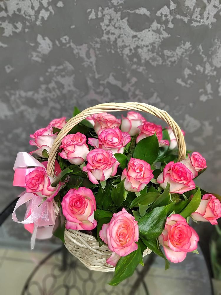 Цветочная композиция из Розы в корзине в Рыбхоз