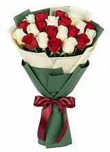 Букет Микс из красных и белых роз в Рыбхоз