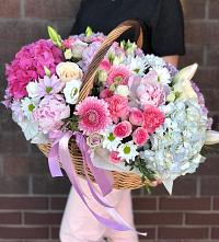 Композиция солнечный день в Рыбхоз Цветочная композиция из Розы, Хризантемы, Пионы и Лизиантусы в корзине в Рыбхоз