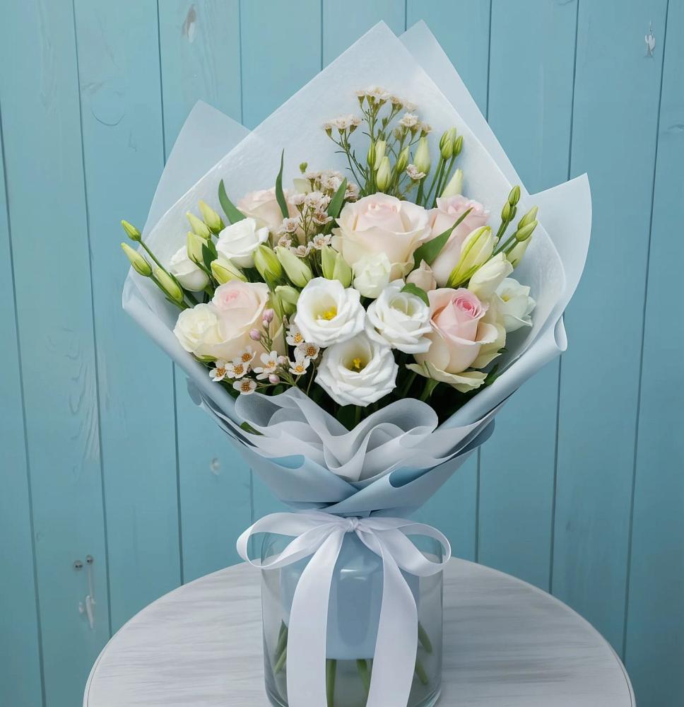 Букет цветов из: Розы и Лизиантусы в Рыбхоз