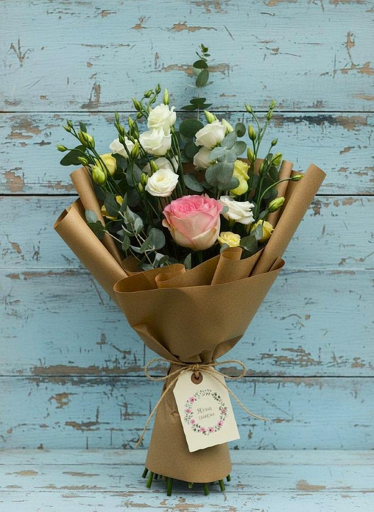 Букет цветов из: Розы и Лизиантусы в Рыбхоз