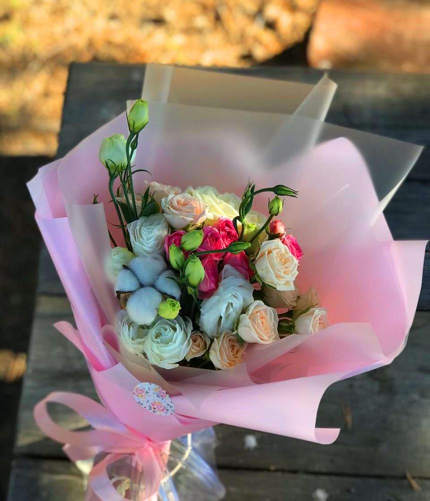 Букет цветов из: Розы и Лизиантусы в Рыбхоз