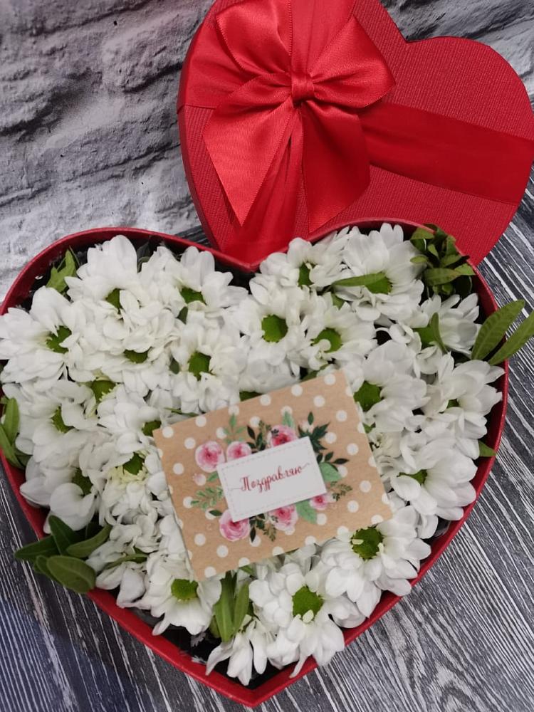 Цветочная композиция из Хризантемы в виде сердца в Рыбхоз