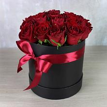 Цветочная композиция из Розы в шляпной коробке в Рыбхоз