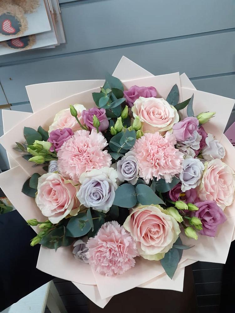 Букет цветов из: Розы, Гвоздики и Лизиантусы в Рыбхоз