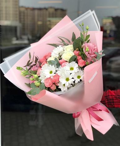 Букет цветов из: Розы, Лизиантусы и Хризантемы в Рыбхоз