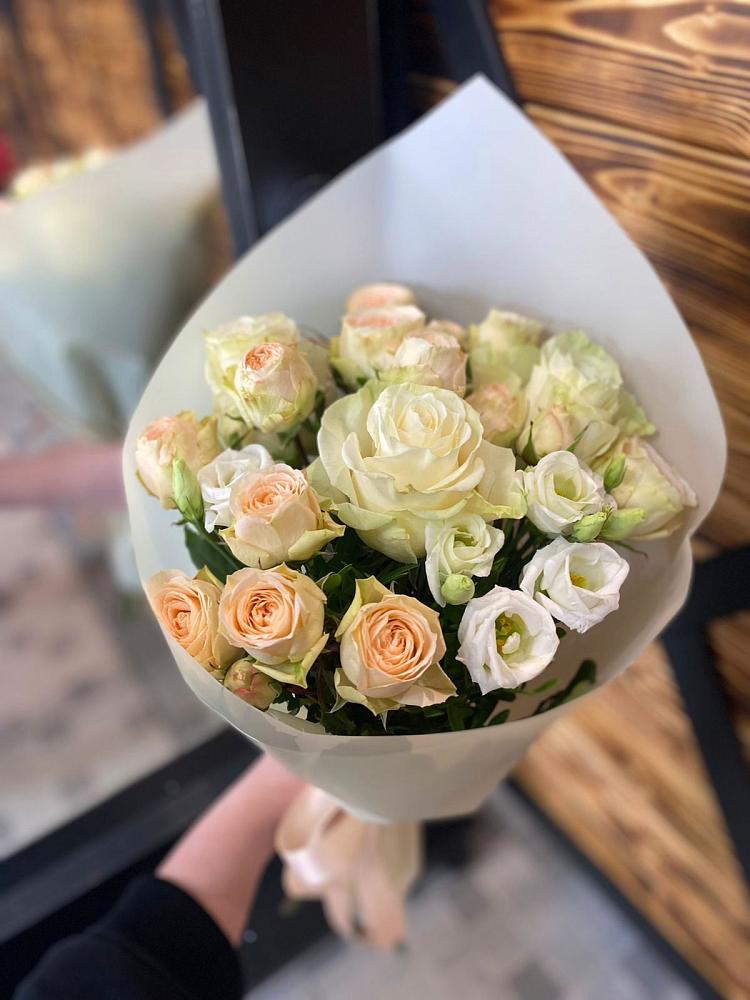 Букет цветов из: Розы и Лизиантусы в Рыбхоз