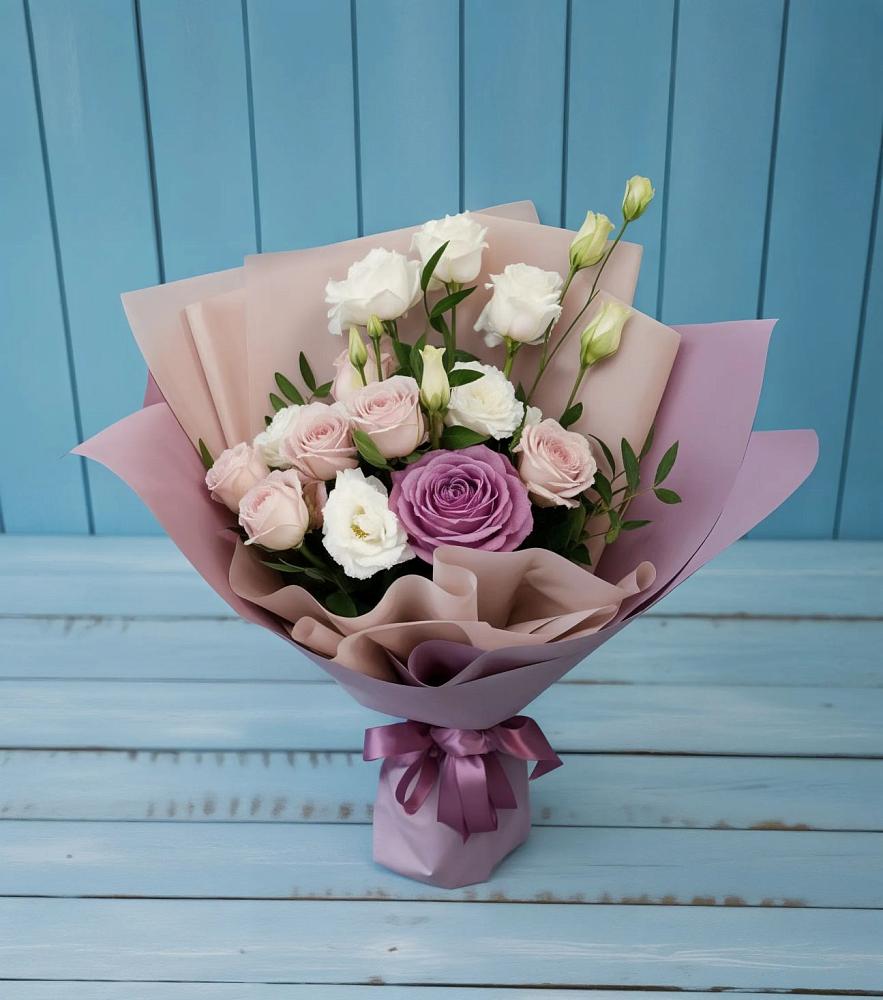 Букет цветов из: Розы и Лизиантусы в Рыбхоз